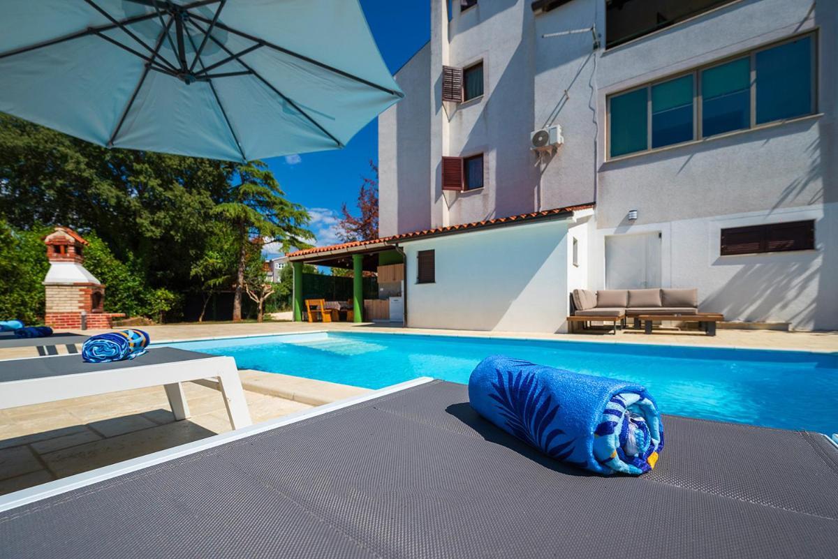 Big Swimming Pool Apartment Monvidal Pula Extérieur photo